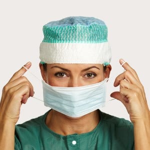 Sundhedspersonale påtager ansigtsmaske