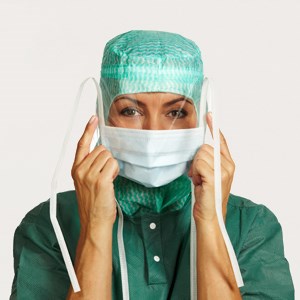 Sundhedsmedarbejder tager maske på